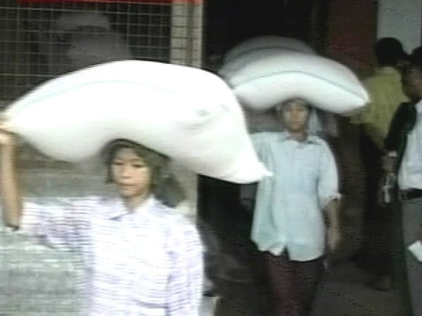 Burma - Limited aid supplies begin arriving