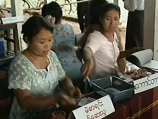 Burma - Criticism over referendum