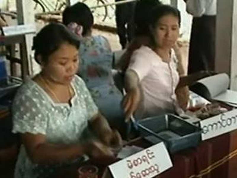 Burma - Criticism over referendum