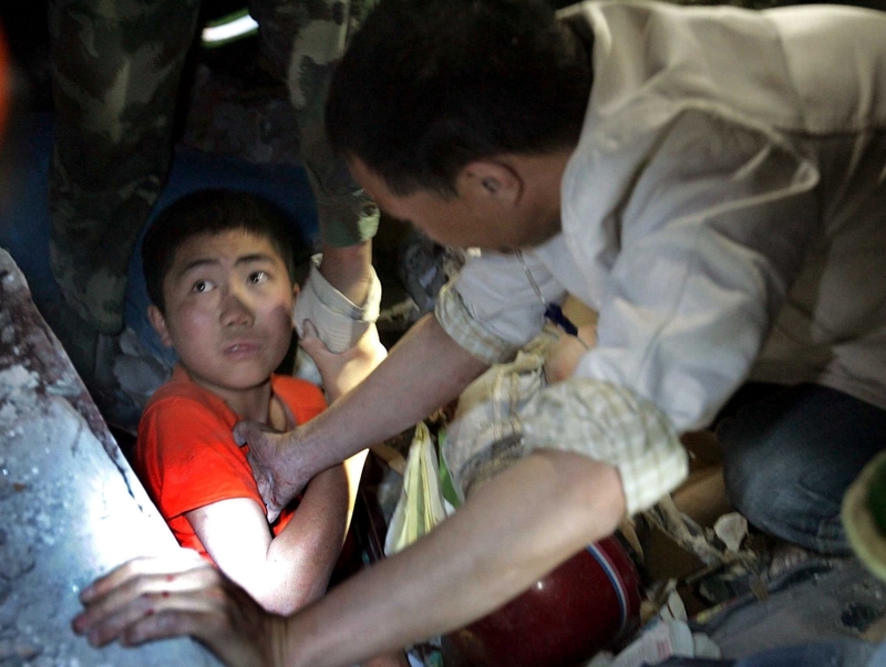 Juyuan Middle School - Hundreds feared dead after school collapses