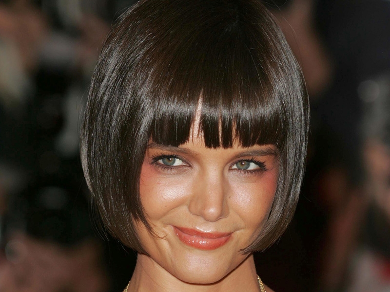 Holmes invites Jolie kids to tea