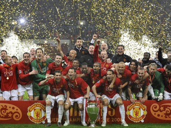 Manchester United celebrate their third Champions League triumph -  - WATCH MATCH ANALYSIS - - <a href="javascript:showPlayer('/sport/soc