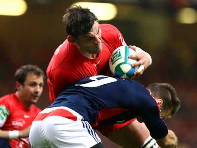 Toulouse captain Fabien Pelous feels the effects of a Tomás O'Leary tackle