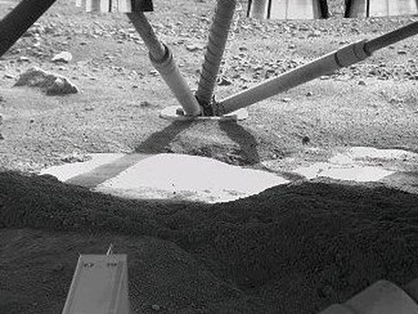 Mars - Has lander found ice?