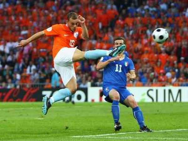 Real Madrid star Wesley Sneijder scored a superb second for the Oranje