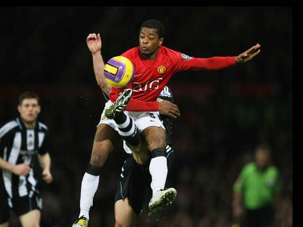 Patrice Evra has agreed a new four-year deal with Manchester United