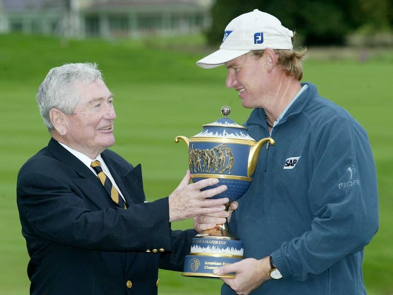 Dr Tim O'Mahony (l) presents the Gene Sarazen Cup to Ernie Els in 2004