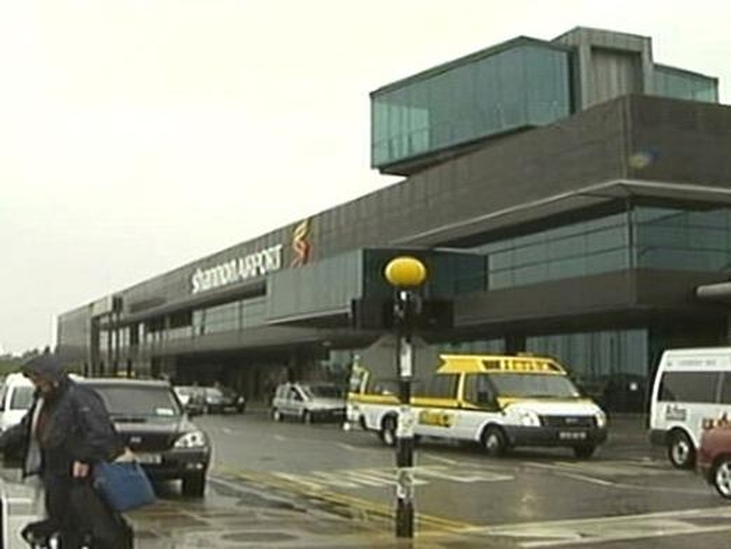 Shannon Airport - Small plane bounced on runway