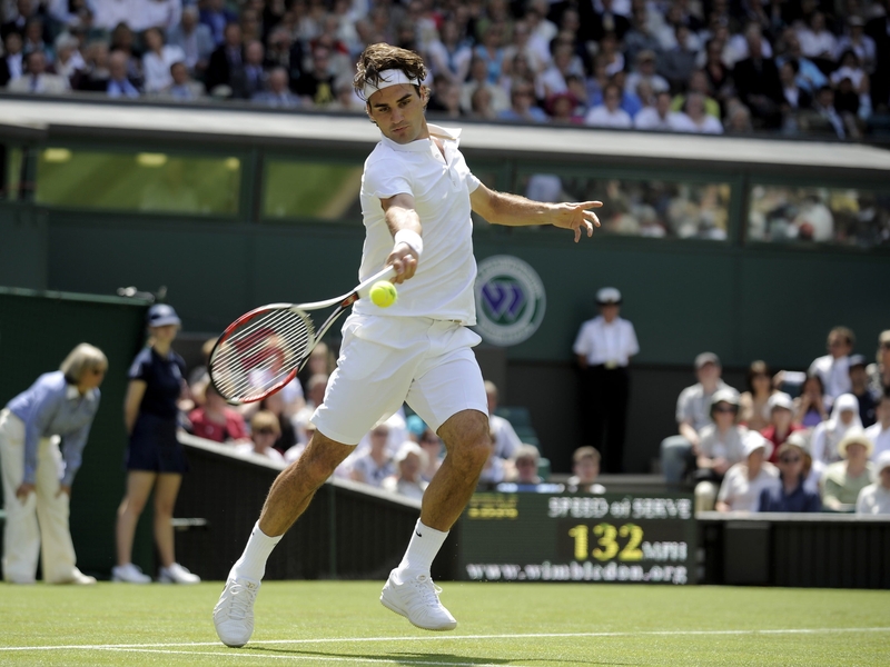 Roger Federer served 21 aces on his way to a straight sets win over Lleyton Hewitt