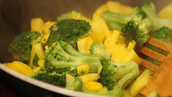 Stir-Fried Broccoli With Cashew Nuts, Garlic And O