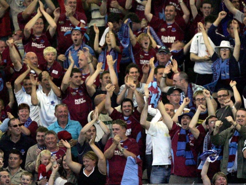 Drogheda United fans celebrate Damian Lynch's penalty against HJK Helsinki in 2006 qualifying