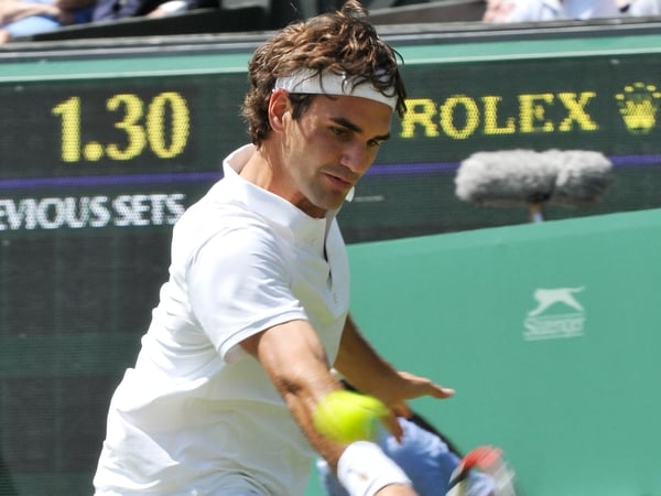 Roger Federer saw off Mario Ancic in straight sets