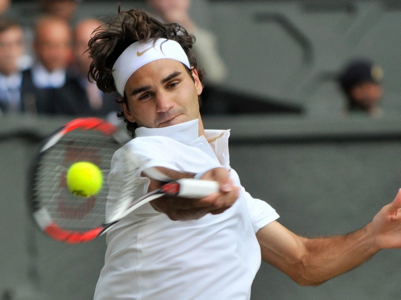 Roger Federer cruised into the second round at SW19