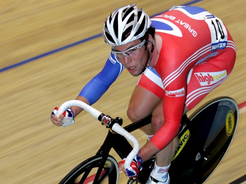 Mark Cavendish used his track experience to hold off late attacks in the run-in