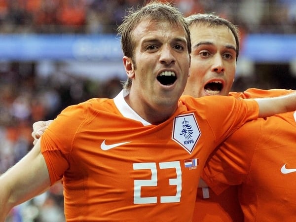 Rafael van der Vaart is close to signing for Spanish giants Real Madrid.