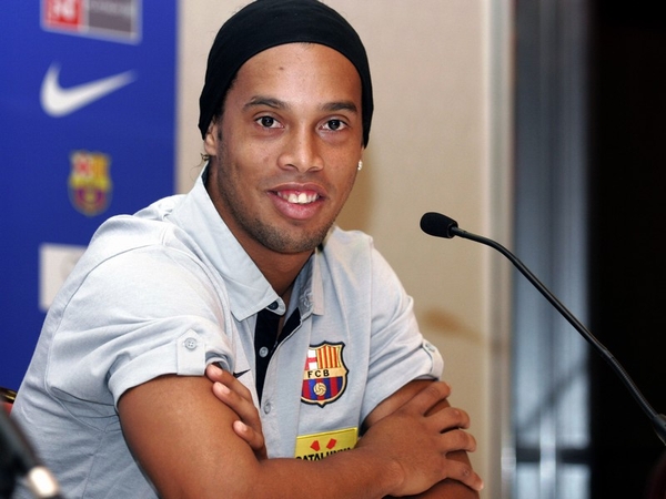 Ronaldinho is set to join AC Milan for €15 million