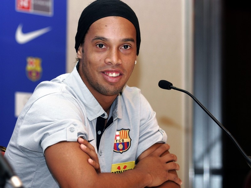 Ronaldinho is set to join AC Milan for €15 million