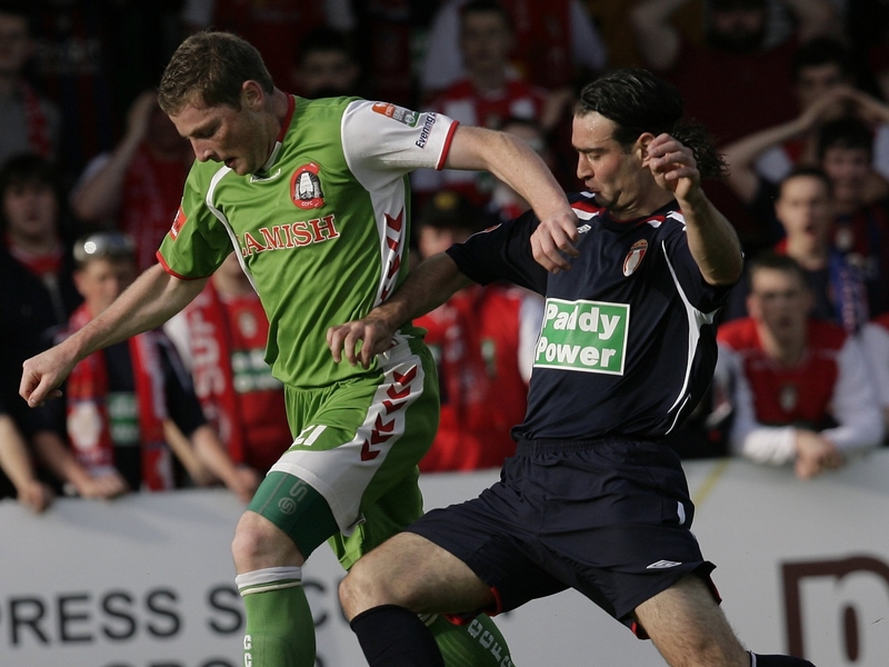 Denis Behan grapples with St Patrick's Athletic debutant Jason Gavin