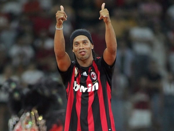 Ronaldinho scored a fantastic free kick to start Milan's comeback