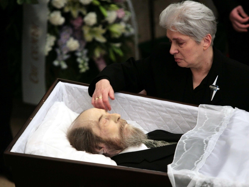 Alexander Solzhenitsyn - Natalya Solzhenitsyn touches her late husband's forehead