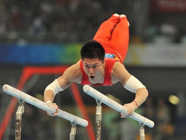 Li Xiaopeng won the parallel bars event