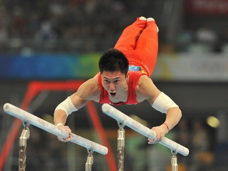 Li Xiaopeng won the parallel bars event