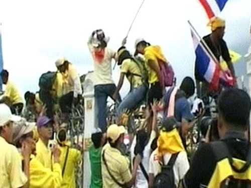 Thailand - TV station and Government House stormed
