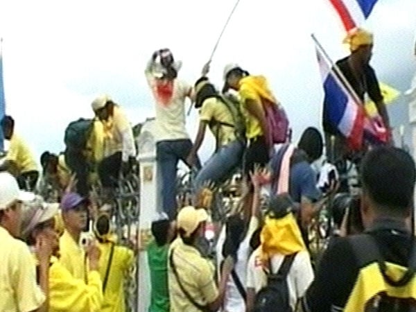 Thailand - TV station and Government House stormed