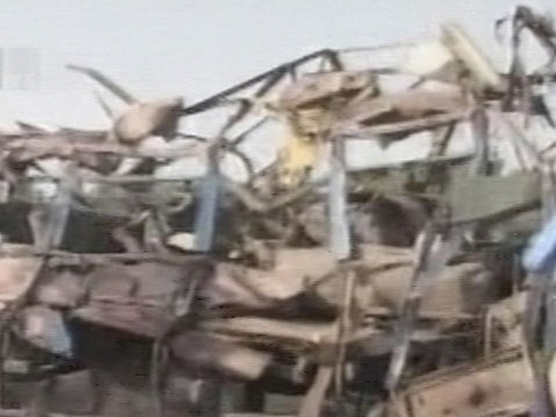Pakistan - Police van ripped apart by blast