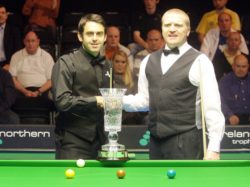 Ronnie O'Sullivan and Dave Harold shake hands before the final