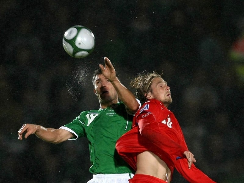 Northern Ireland captain Aaron Hughes (l)