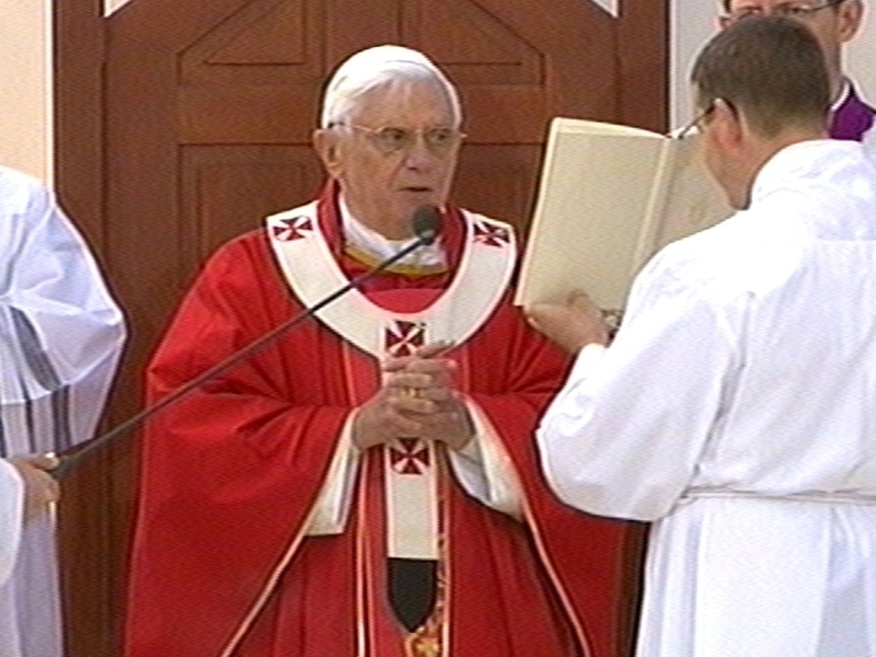 Pope Benedict - Urges the sick not to despair