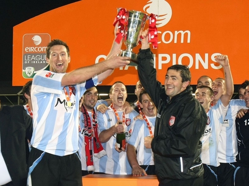 Clive Delaney and Peter Hutton lift the trophy after their 6-1 success