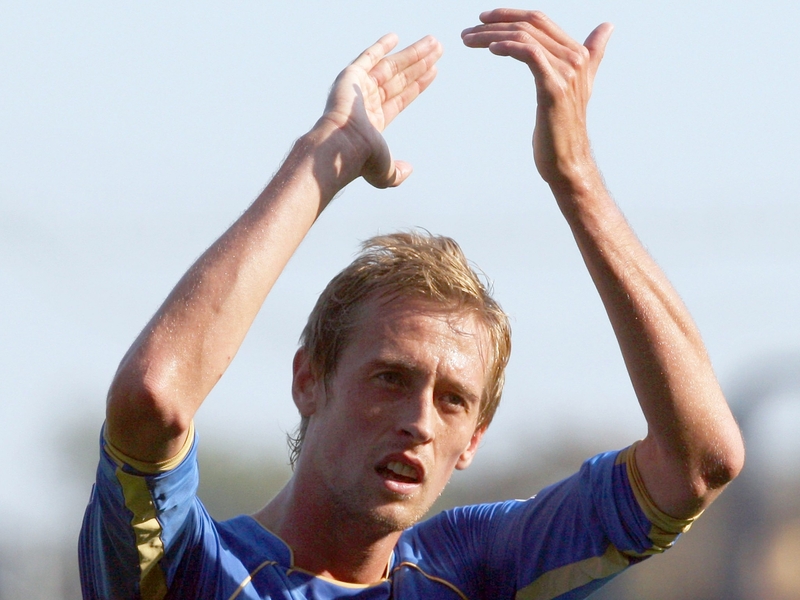 Peter Crouch scored twice in extra time to send Portsmouth into the group stages