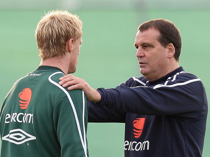 Marco Tardelli speaks to Damien Duff at Ireland training