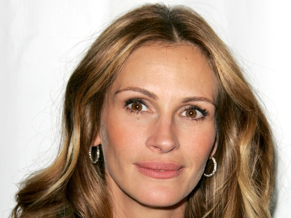 Roberts - Criticises paparazzi for celebrity children photos