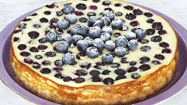 Baked cheesecake with blueberries