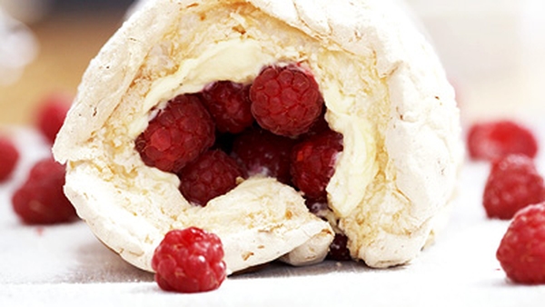 Coconut meringue roulade with lemon curd cream and