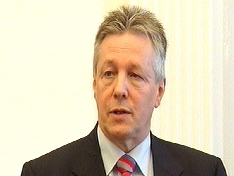 Peter Robinson - DUP leading figures to vacate seats