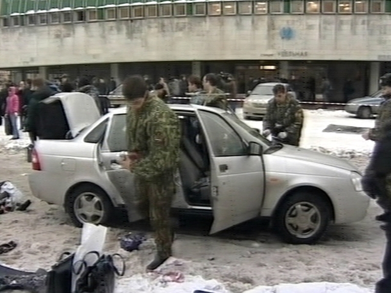 St Petersburg - Bomb car is examined