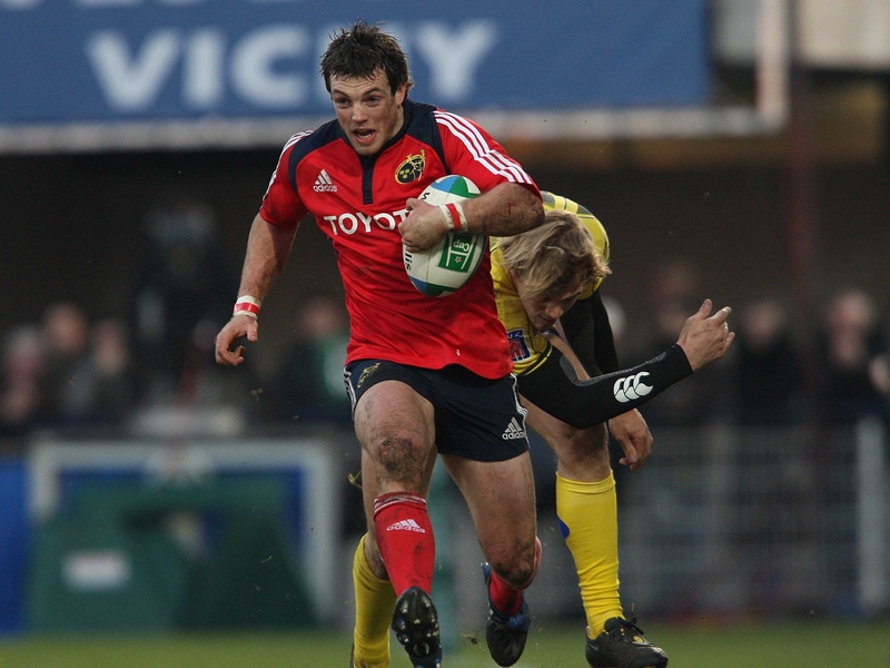 Ian Dowling rampages towards the Clermont Auvergne line