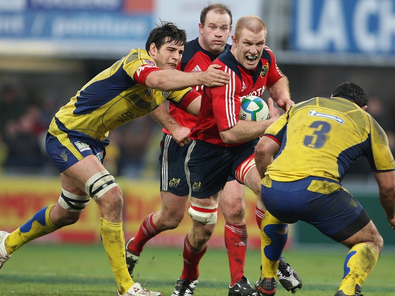 Munster's Paul O'Connell charges at Clermont's Davit Zirakashvilli