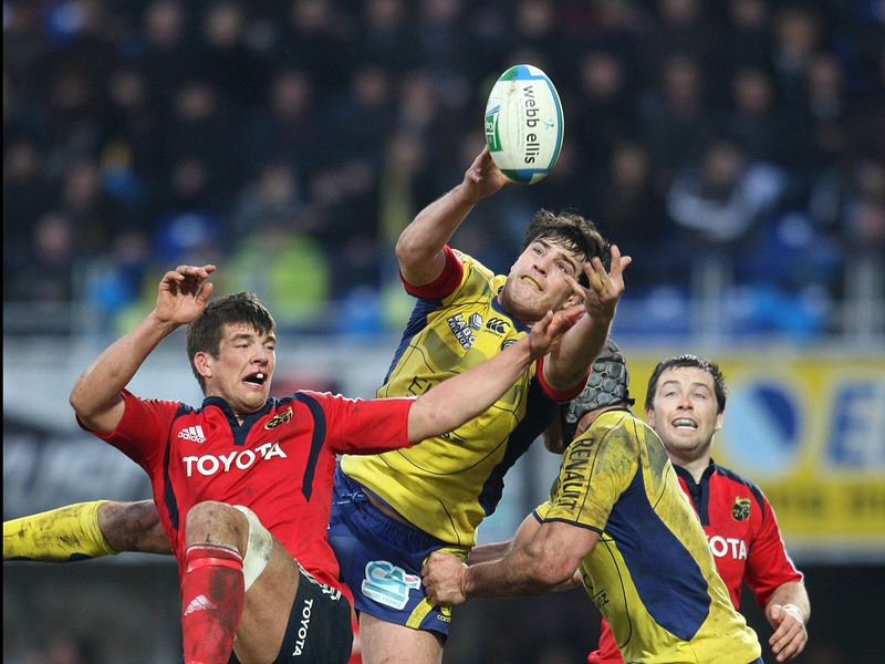 Loic Jacquet contests possession with Donnacha O'Callaghan