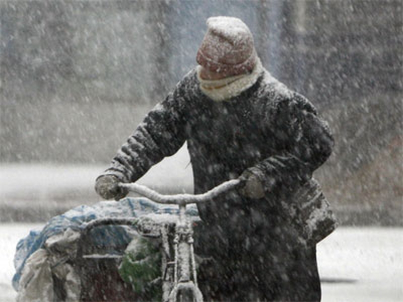 China - Facing the elements in Qingdao, Shandong province