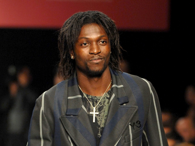 Emmanuel Adebayor endured a frustrating day at The Emirates but a late William Gallas goal gave Arsenal three points