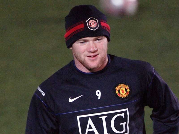 Wayne Roooney's goal put United out of sight at Old Trafford