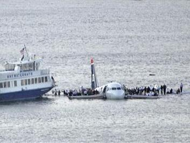 US Airways Flight 1549 - 'Hit birds, we lost thrust in both engines'