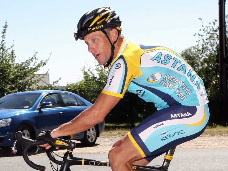 Lance Armstrong narrowly avoided a major crash in the Town Down Under