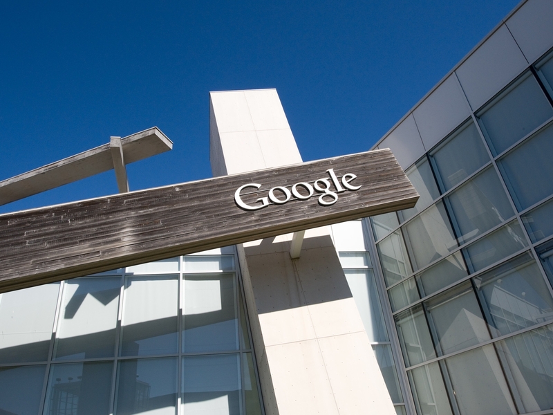 Google's move into store based retailing is being seen as an attempt to keep pace with Apple