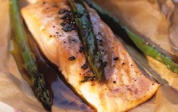 Salmon with Scallions, Asparagus and Carrots